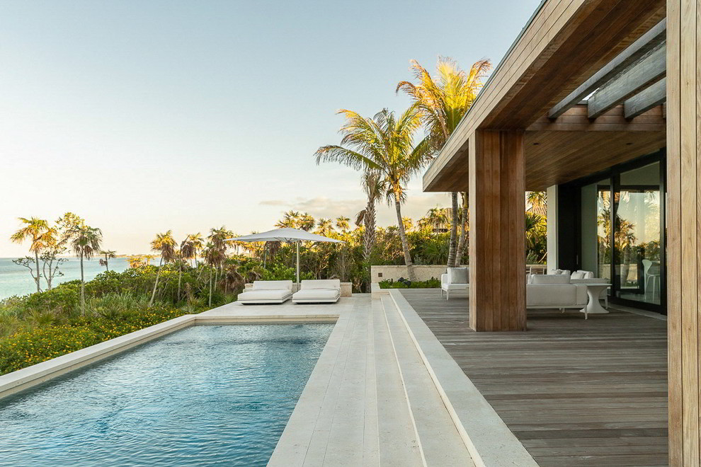 Geräumiges Maritimes Sportbecken hinter dem Haus in rechteckiger Form mit Dielen in Miami