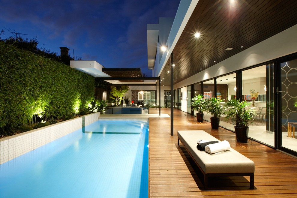 Cette image montre un couloir de nage design avec une terrasse en bois.