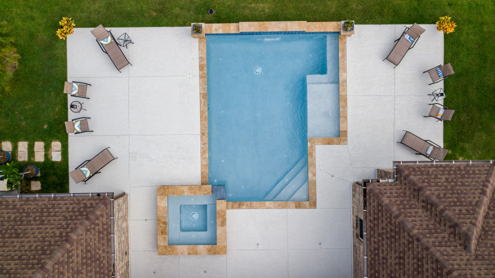 Идея дизайна: прямоугольный бассейн среднего размера на заднем дворе в современном стиле с настилом