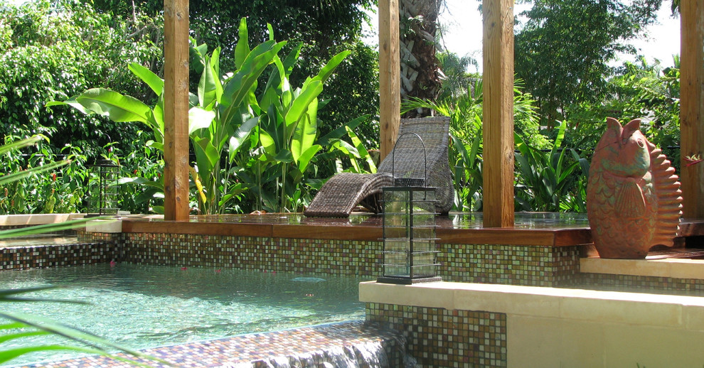 Пример оригинального дизайна: маленький бассейн в восточном стиле для на участке и в саду