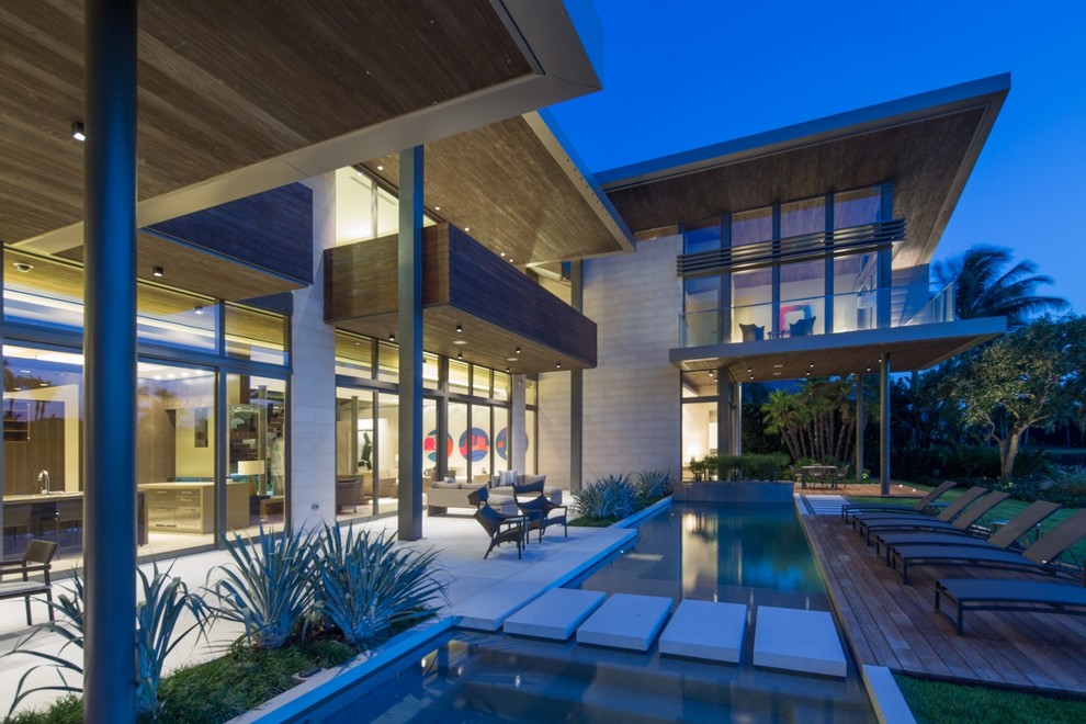 Großer Moderner Pool hinter dem Haus in rechteckiger Form in Miami
