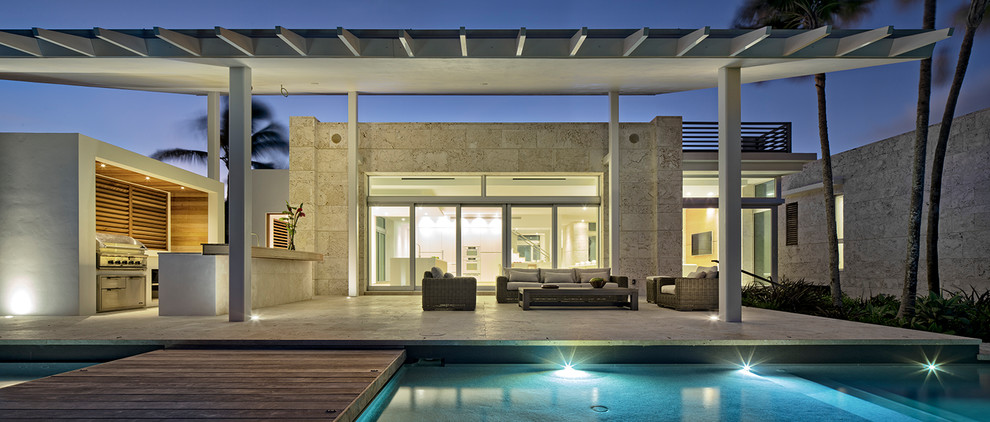 Пример оригинального дизайна: огромный прямоугольный бассейн-инфинити на заднем дворе в стиле модернизм с покрытием из плитки
