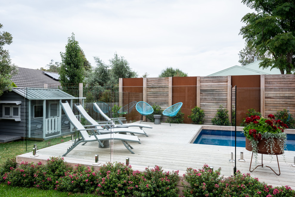Ejemplo de piscina contemporánea rectangular con entablado