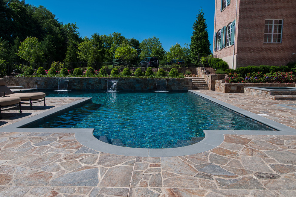 Idée de décoration pour une très grande piscine latérale craftsman en L avec un point d'eau et des pavés en pierre naturelle.