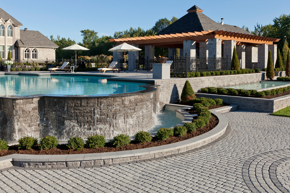 Diseño de piscina infinita tradicional extra grande a medida en patio trasero