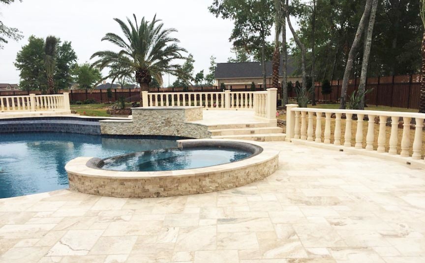 Idee per una piscina monocorsia mediterranea personalizzata di medie dimensioni e dietro casa con una vasca idromassaggio e pavimentazioni in pietra naturale