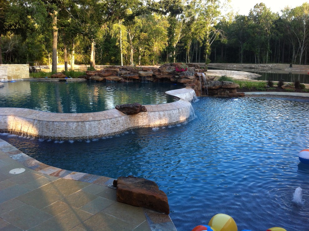 Example of an island style pool design in Houston