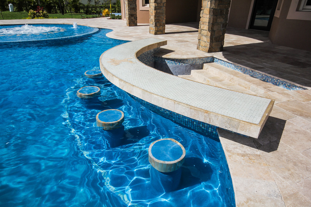 Источник вдохновения для домашнего уюта: большой бассейн-инфинити произвольной формы на заднем дворе в стиле модернизм с джакузи и покрытием из каменной брусчатки