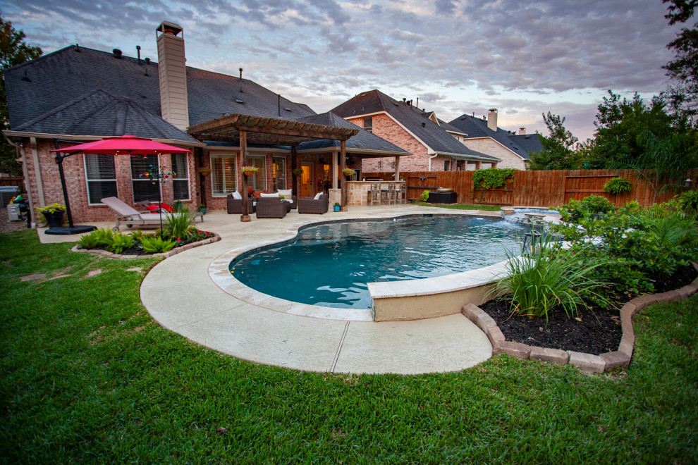 Exemple d'une piscine arrière tendance de taille moyenne et sur mesure avec une terrasse en bois.
