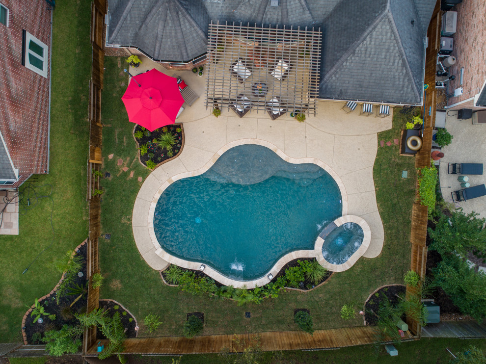 Foto di una piscina contemporanea personalizzata di medie dimensioni e dietro casa con pedane