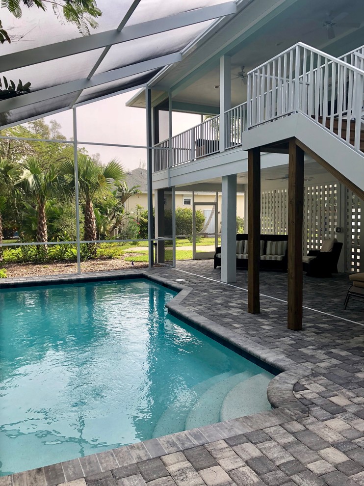Ispirazione per una grande piscina monocorsia stile marino personalizzata dietro casa con pavimentazioni in cemento