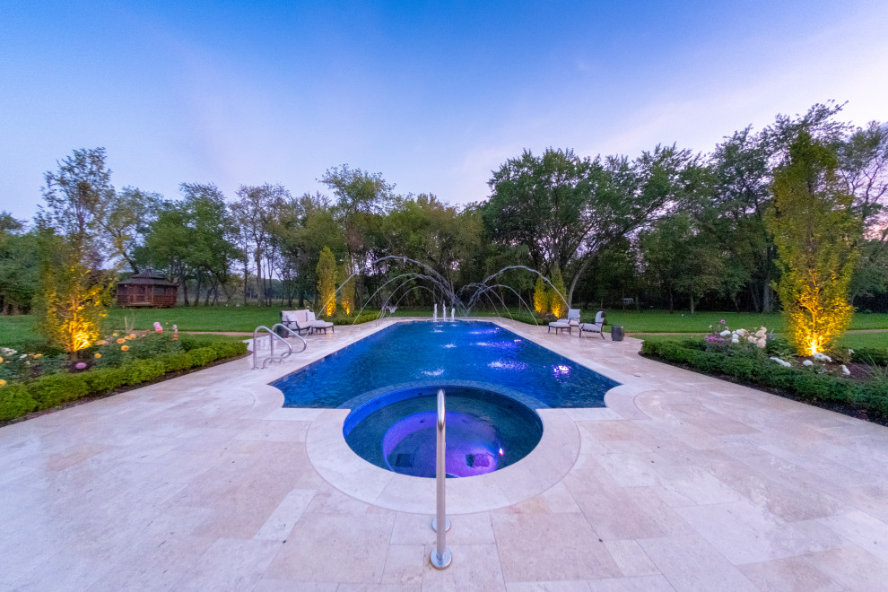 Foto de piscinas y jacuzzis alargados mediterráneos de tamaño medio a medida en patio trasero con adoquines de piedra natural