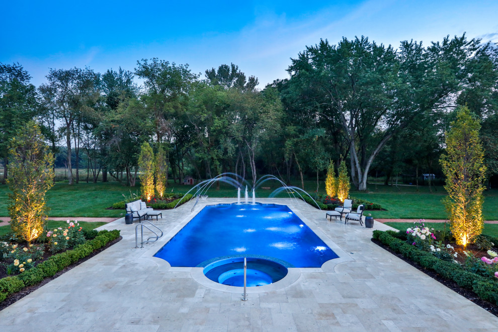 Foto di una piscina monocorsia mediterranea personalizzata di medie dimensioni e dietro casa con una vasca idromassaggio e pavimentazioni in pietra naturale