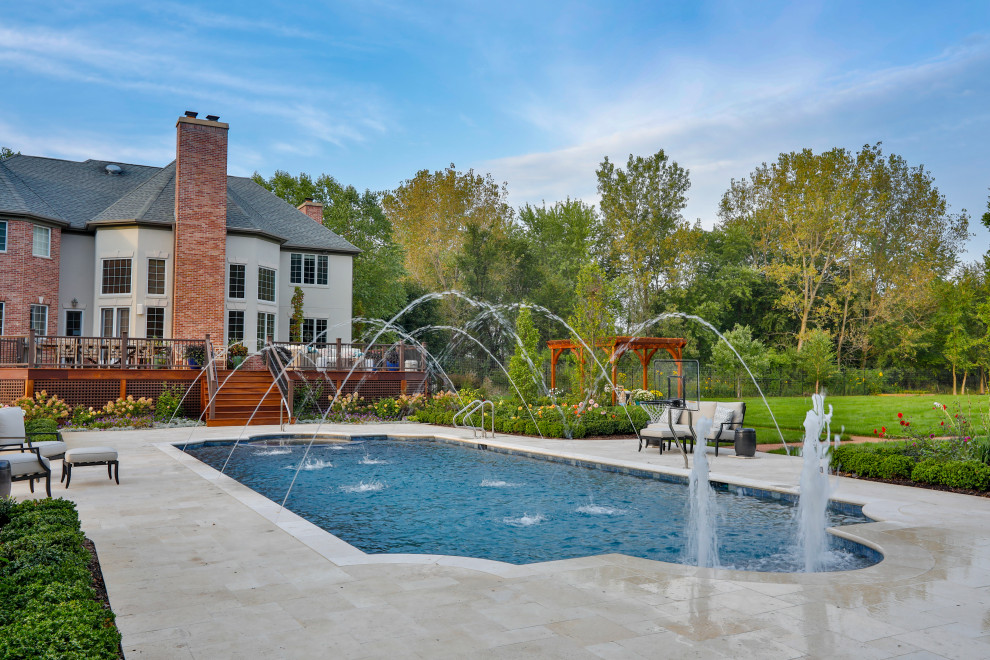 Ispirazione per una piscina monocorsia mediterranea personalizzata di medie dimensioni e dietro casa con una vasca idromassaggio e pavimentazioni in pietra naturale