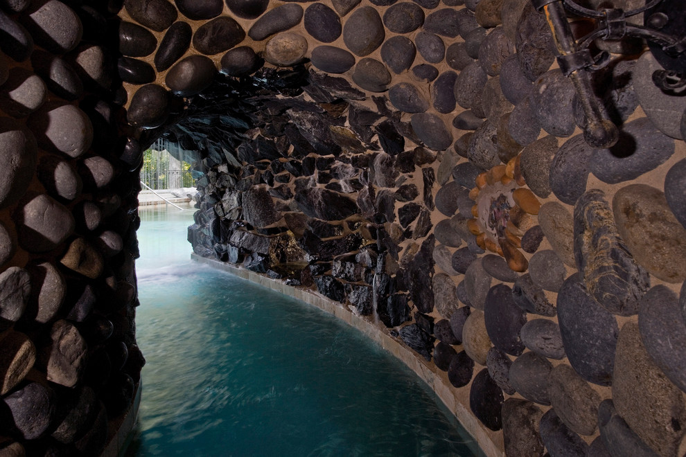 Foto de piscinas y jacuzzis mediterráneos extra grandes a medida y interiores con adoquines de piedra natural
