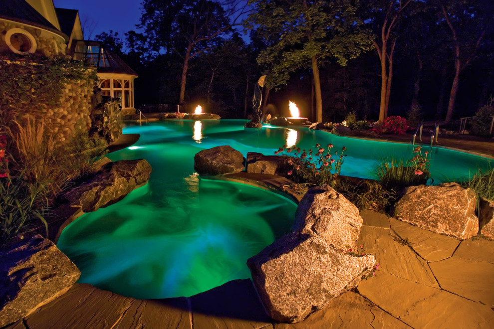 Свежая идея для дизайна: огромный естественный бассейн произвольной формы на заднем дворе в средиземноморском стиле с покрытием из каменной брусчатки и джакузи - отличное фото интерьера