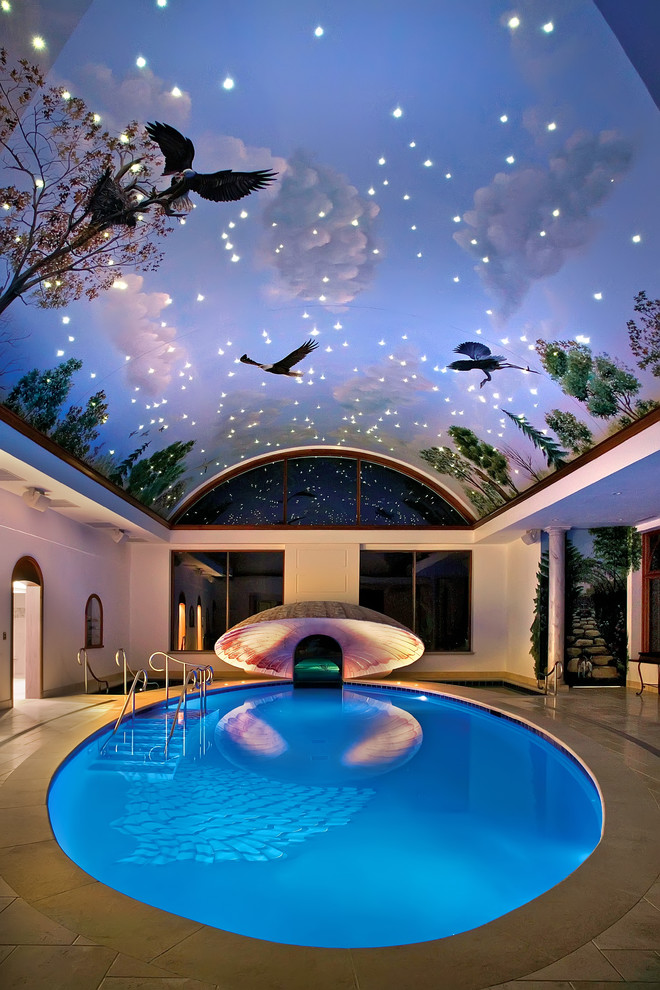Esempio di un'ampia piscina coperta mediterranea personalizzata con pavimentazioni in pietra naturale e una vasca idromassaggio