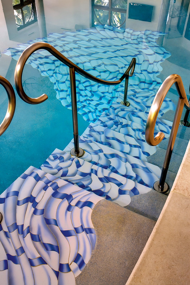 Foto di un'ampia piscina coperta mediterranea personalizzata con pavimentazioni in pietra naturale e una vasca idromassaggio