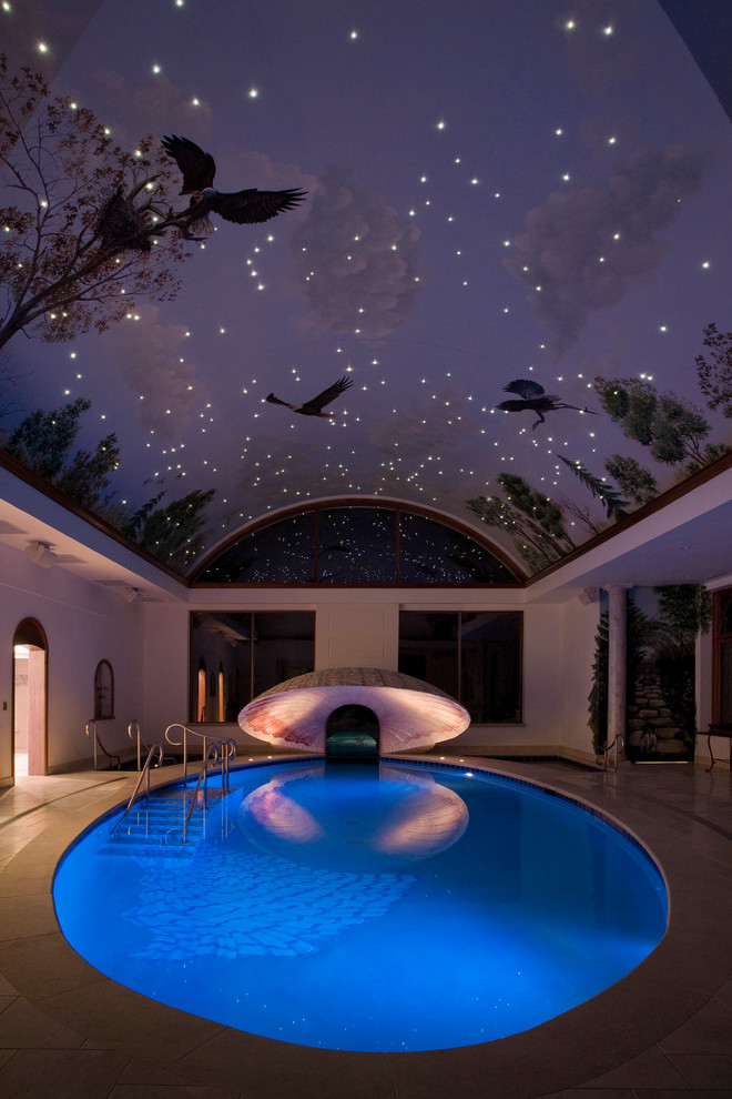 Inspiration pour une très grande piscine intérieure méditerranéenne sur mesure avec des pavés en pierre naturelle et un bain bouillonnant.