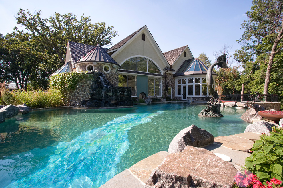 Geräumiger Mediterraner Pool hinter dem Haus in individueller Form mit Natursteinplatten in Chicago