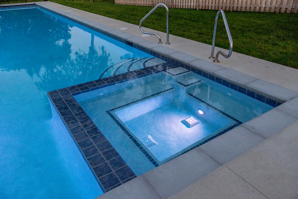 Идея дизайна: спортивный, прямоугольный бассейн среднего размера на заднем дворе в классическом стиле с джакузи и покрытием из бетонных плит