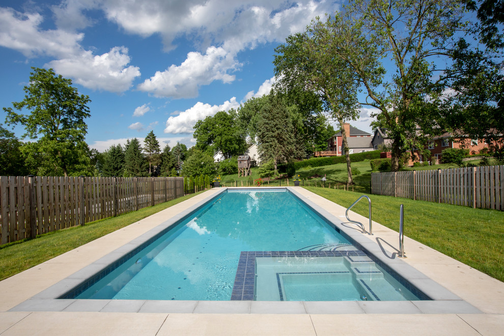 Mittelgroßer Klassischer Pool hinter dem Haus in rechteckiger Form mit Betonplatten in Chicago