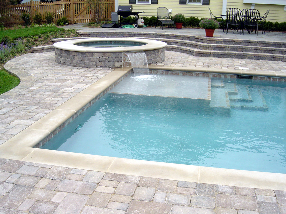 Aménagement d'un couloir de nage arrière classique de taille moyenne et rectangle avec des pavés en béton et un bain bouillonnant.