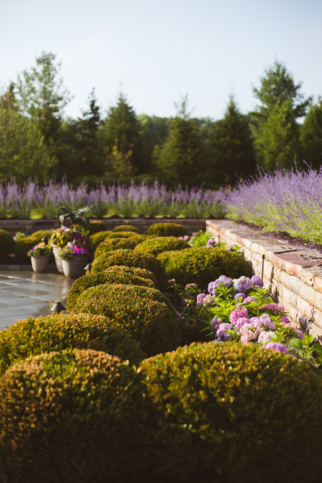 Foto di un grande giardino chic dietro casa con pavimentazioni in pietra naturale
