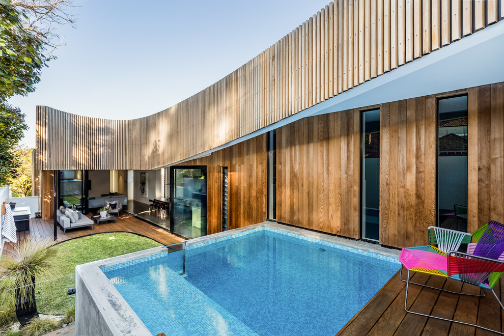 Moderner Pool in rechteckiger Form mit Dielen in Perth