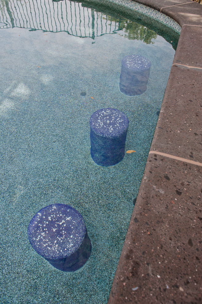 Idée de décoration pour une très grande piscine hors-sol et arrière chalet sur mesure avec un bain bouillonnant et du carrelage.