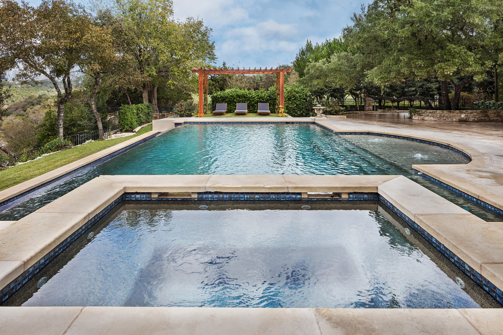 Idee per una grande piscina naturale mediterranea personalizzata dietro casa con una vasca idromassaggio e pavimentazioni in cemento