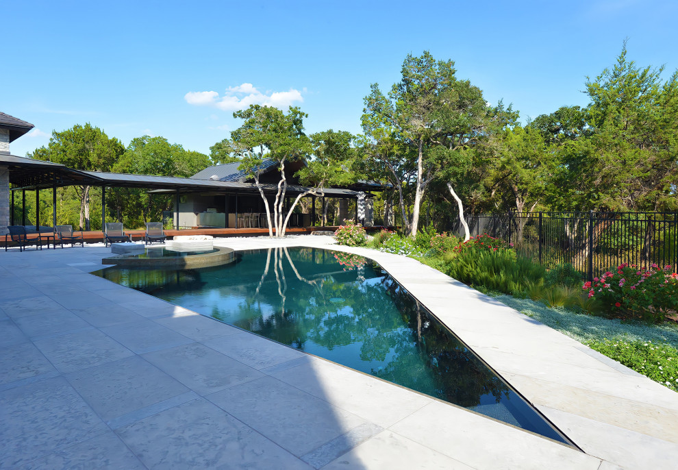 Großer Moderner Whirlpool hinter dem Haus in individueller Form mit Natursteinplatten in Austin