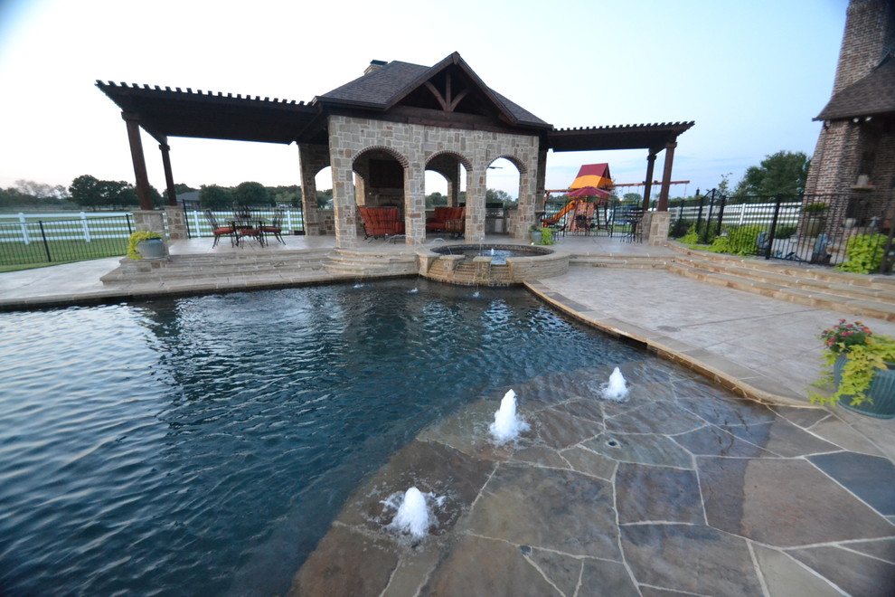 Cette photo montre une piscine tendance de taille moyenne et sur mesure avec un bain bouillonnant et des pavés en béton.