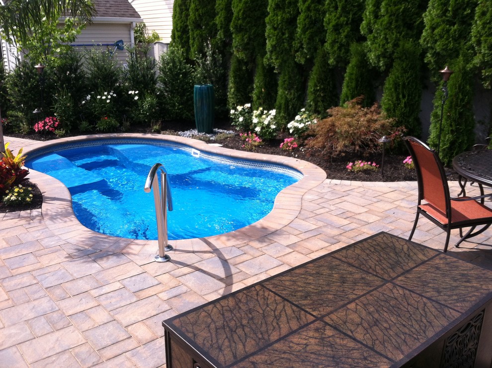 Exempel på en klassisk pool på baksidan av huset