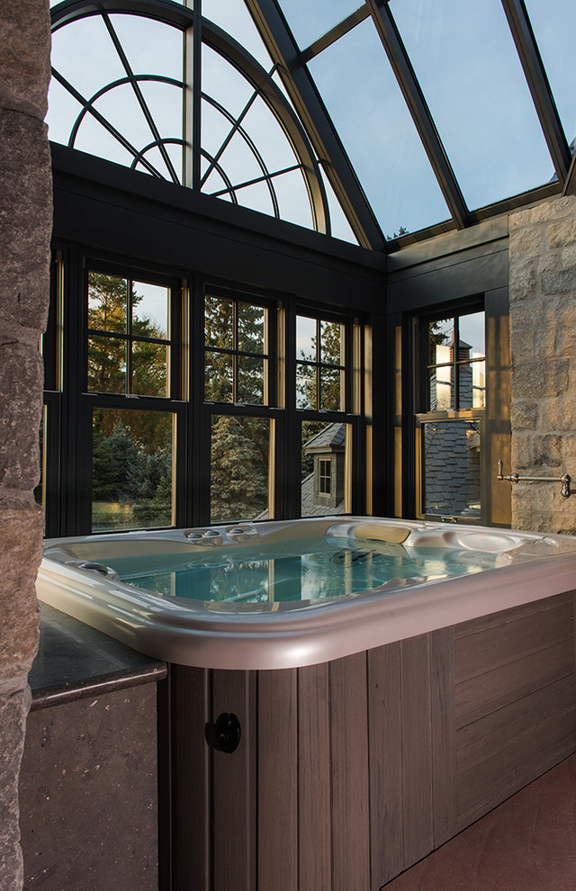 Стильный дизайн: большой наземный бассейн в доме в классическом стиле с домиком у бассейна - последний тренд