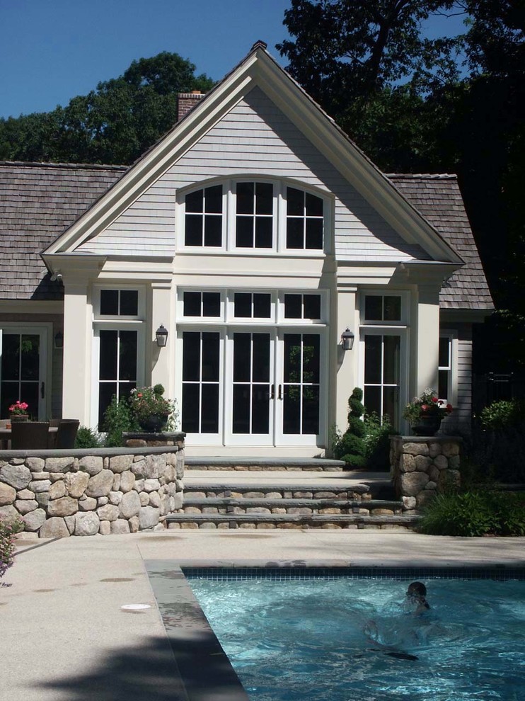 Идея дизайна: большой бассейн произвольной формы на заднем дворе в классическом стиле с домиком у бассейна
