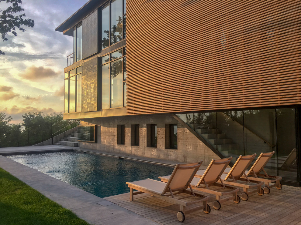 Réalisation d'un couloir de nage design rectangle avec une terrasse en bois.