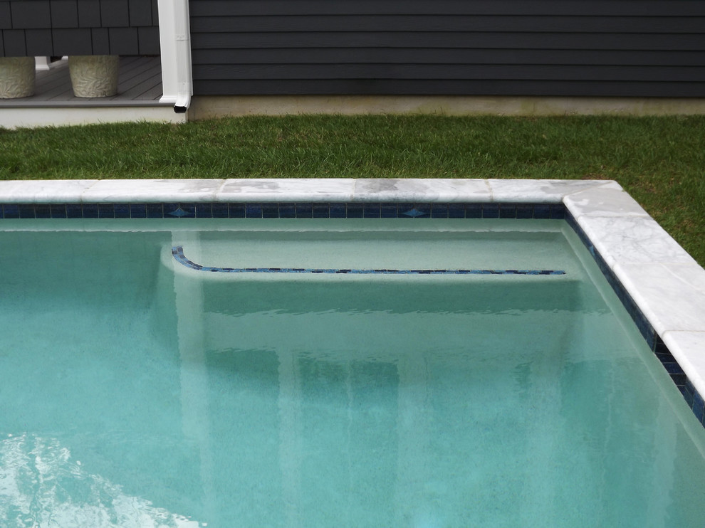 Свежая идея для дизайна: маленький прямоугольный бассейн на заднем дворе в классическом стиле для на участке и в саду - отличное фото интерьера