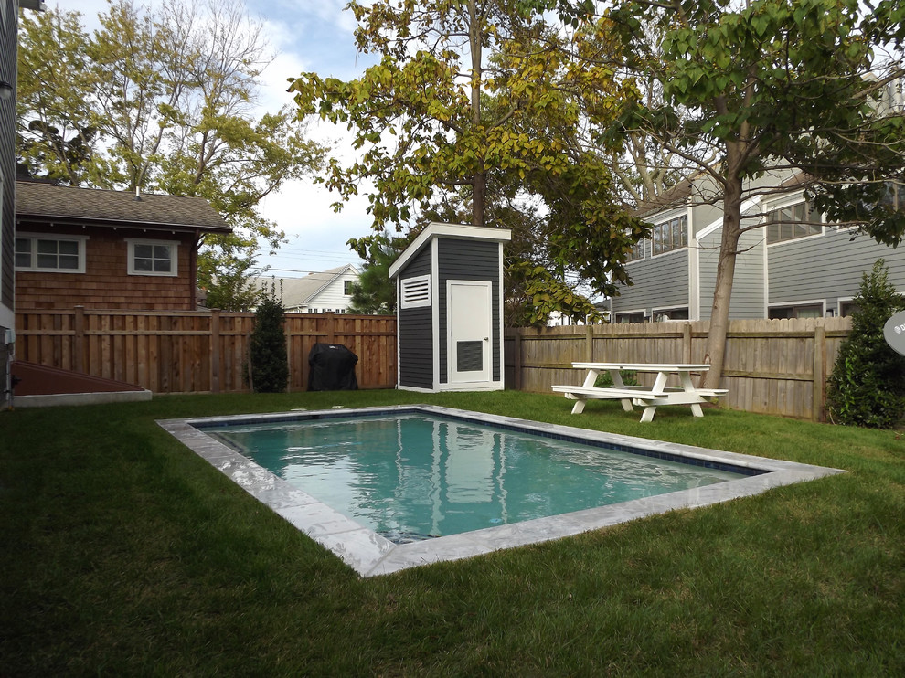 Ispirazione per una piccola piscina tradizionale rettangolare dietro casa