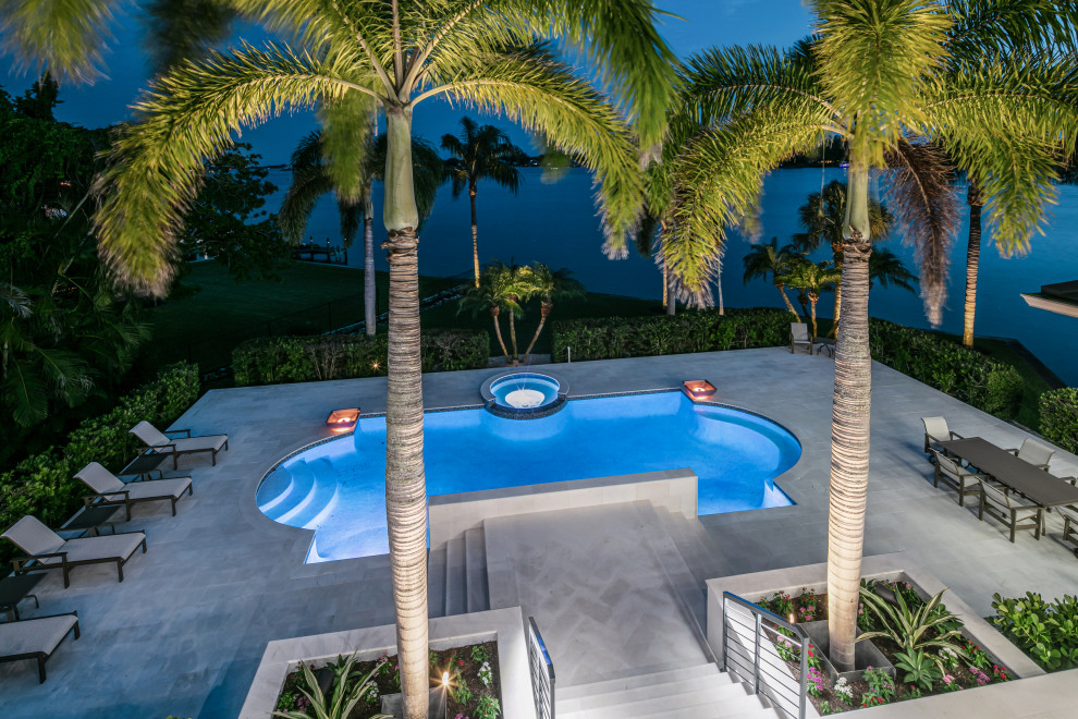Großer Moderner Pool hinter dem Haus in individueller Form mit Natursteinplatten in Tampa