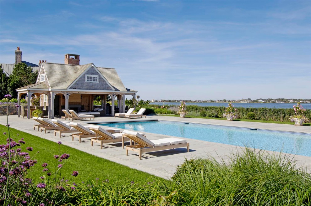 Exemple d'un Abris de piscine et pool houses bord de mer rectangle.