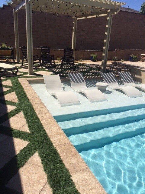 Foto di una piscina minimalista rettangolare di medie dimensioni e dietro casa con pavimentazioni in mattoni