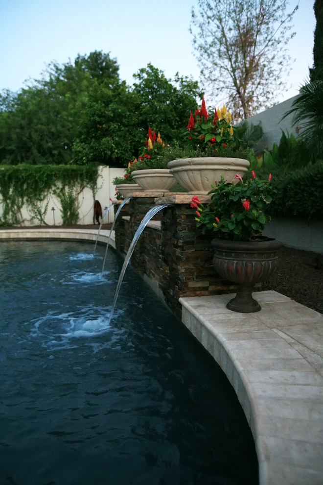 Стильный дизайн: круглый бассейн среднего размера на заднем дворе в средиземноморском стиле с покрытием из каменной брусчатки - последний тренд