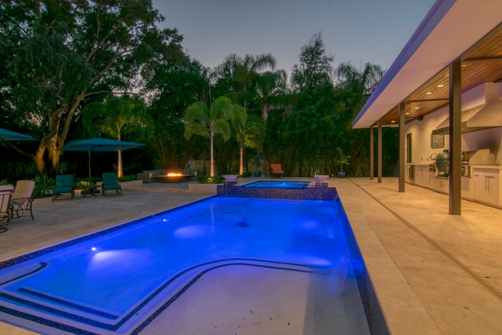 Foto de piscina contemporánea rectangular en patio trasero