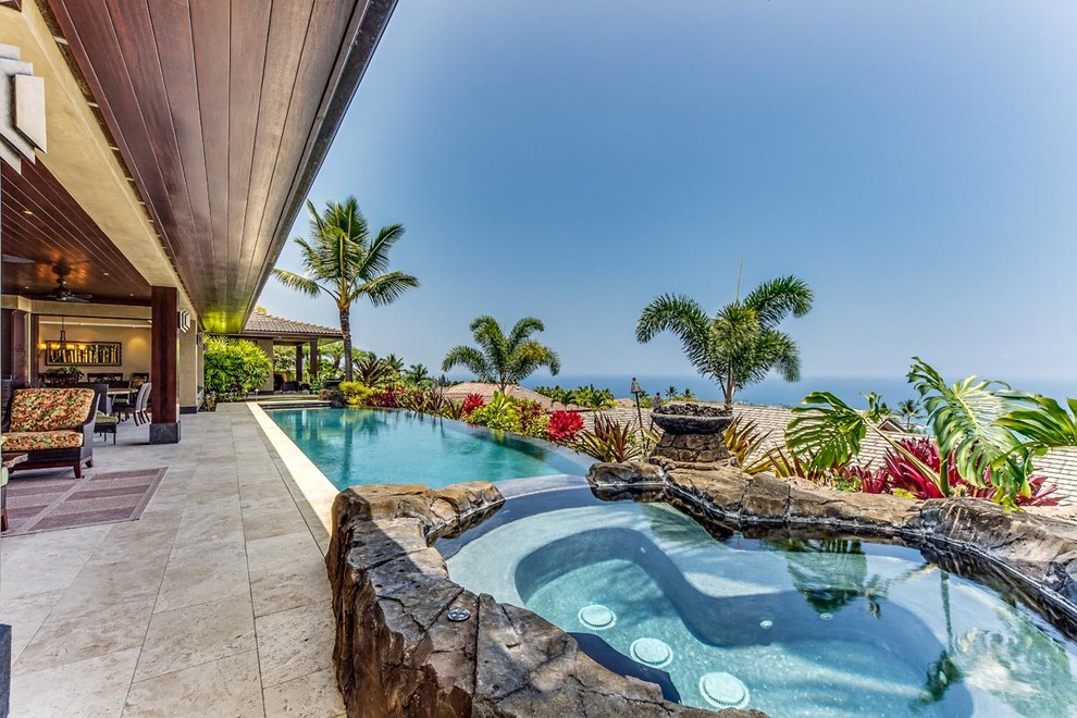 Imagen de piscina exótica extra grande en patio lateral con suelo de baldosas