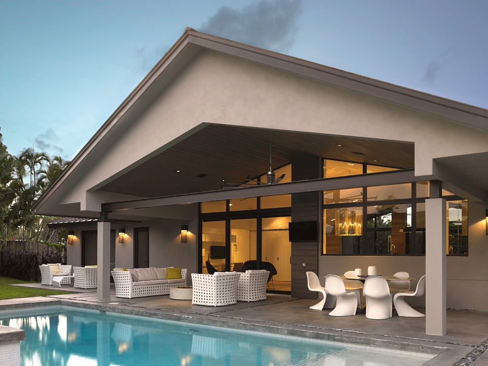 Источник вдохновения для домашнего уюта: большой прямоугольный бассейн-инфинити на заднем дворе в современном стиле с покрытием из бетонных плит
