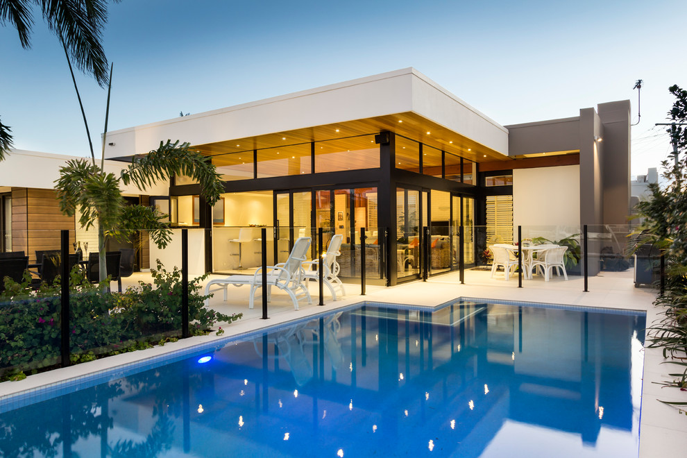 Свежая идея для дизайна: бассейн на заднем дворе в современном стиле - отличное фото интерьера