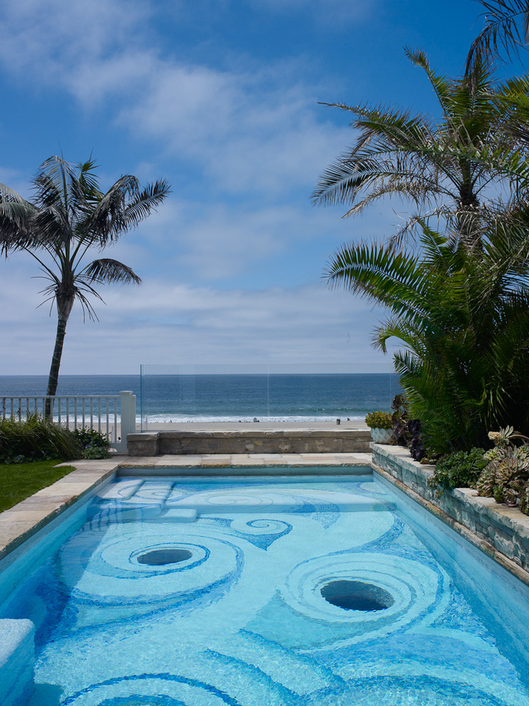 Пример оригинального дизайна: прямоугольный бассейн в морском стиле с покрытием из каменной брусчатки