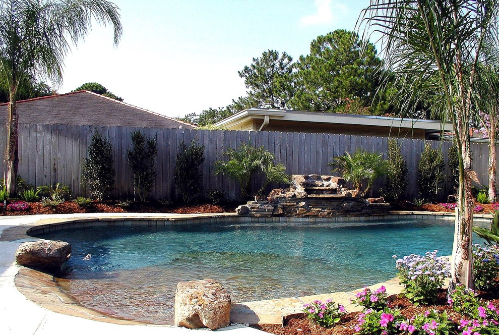 Idéer för att renovera en stor tropisk anpassad träningspool på baksidan av huset, med en fontän och naturstensplattor