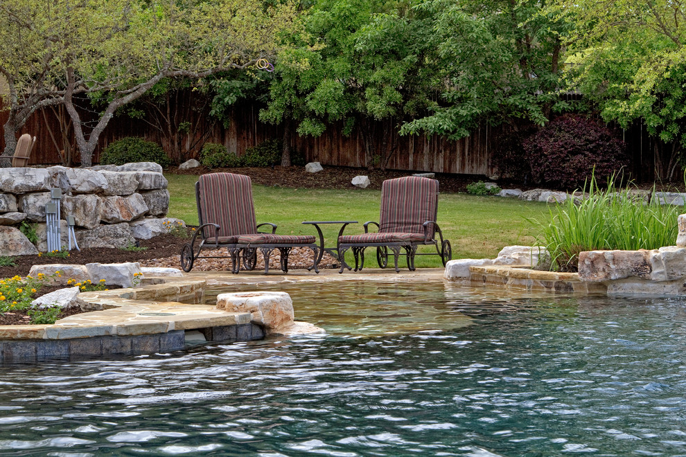 Aménagement d'une piscine naturelle et arrière classique de taille moyenne et sur mesure avec des pavés en pierre naturelle et un bain bouillonnant.